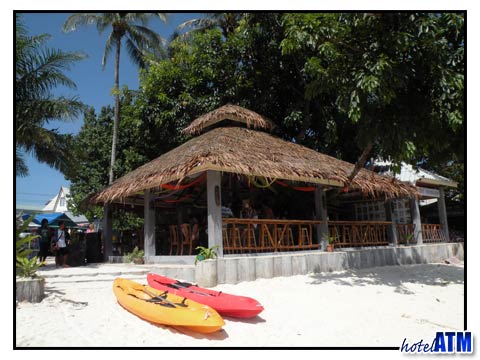 Rental kayaks on the beach at Cancun Bar Phi Phi