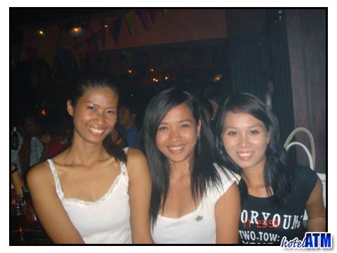 Nice Thai girls at Irish Bar on Phi Phi Island